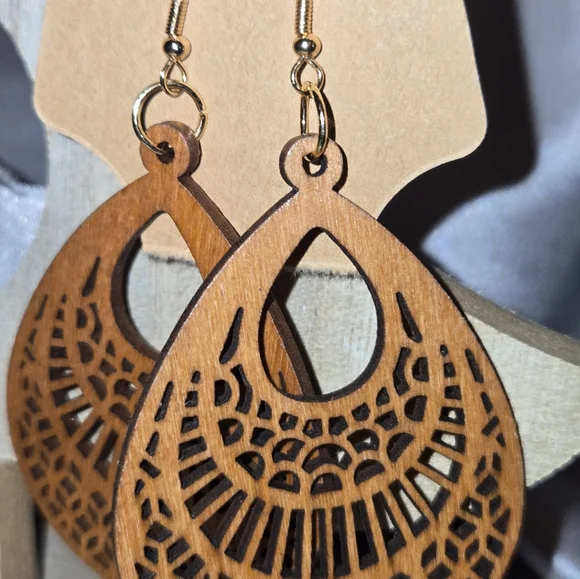 Earing - Picture 6 of 13